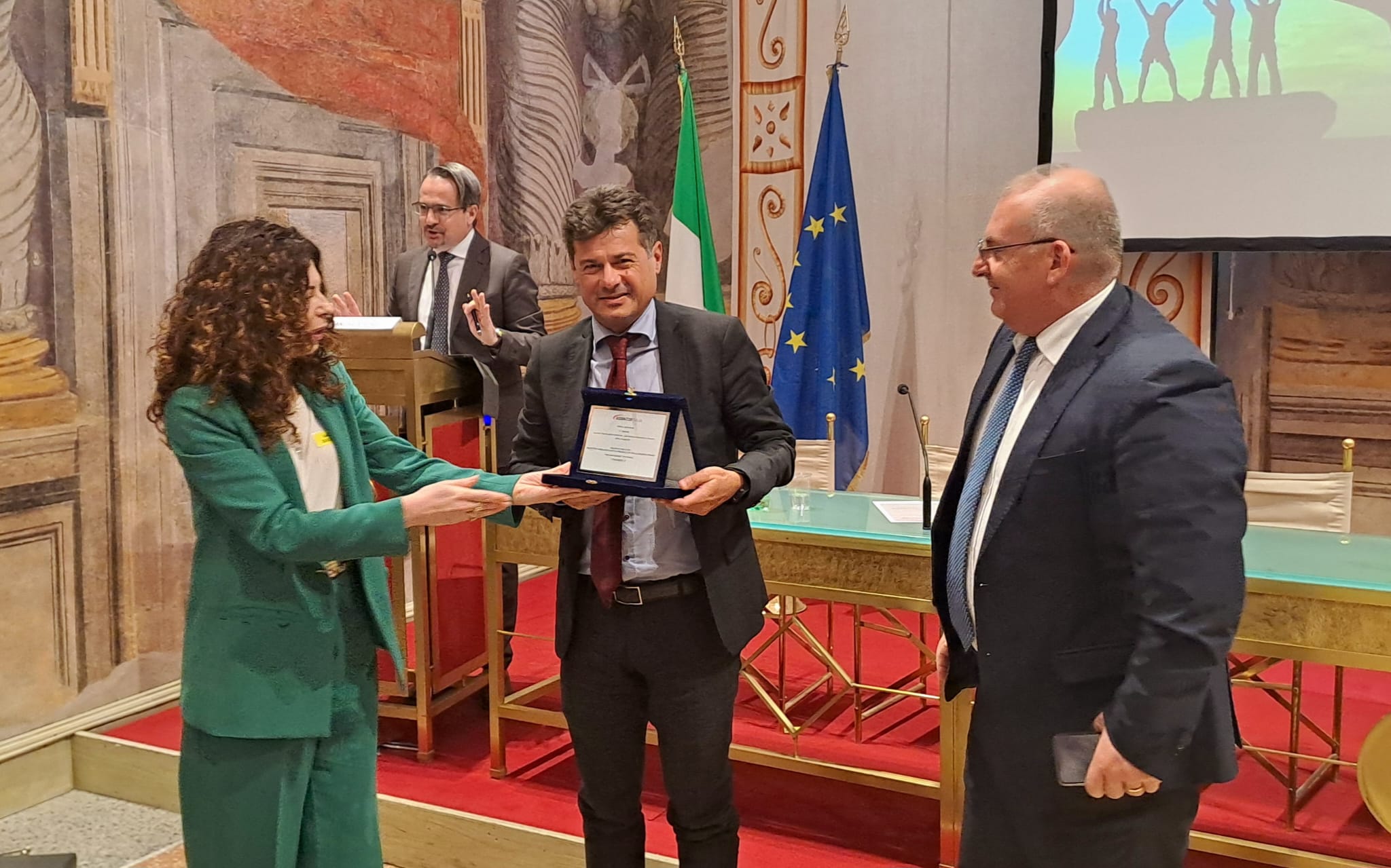 Sala server con persone