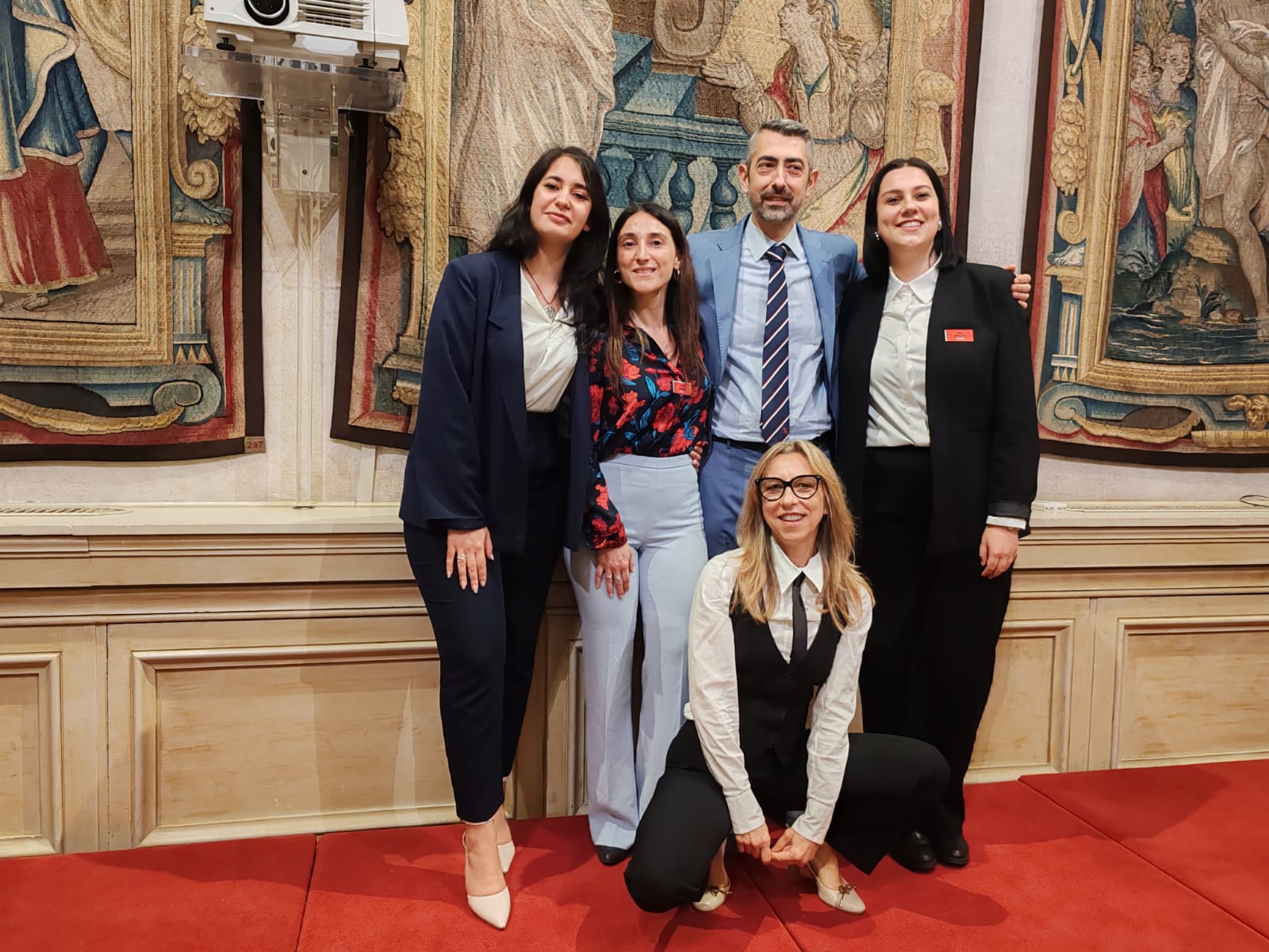 Sala server con persone