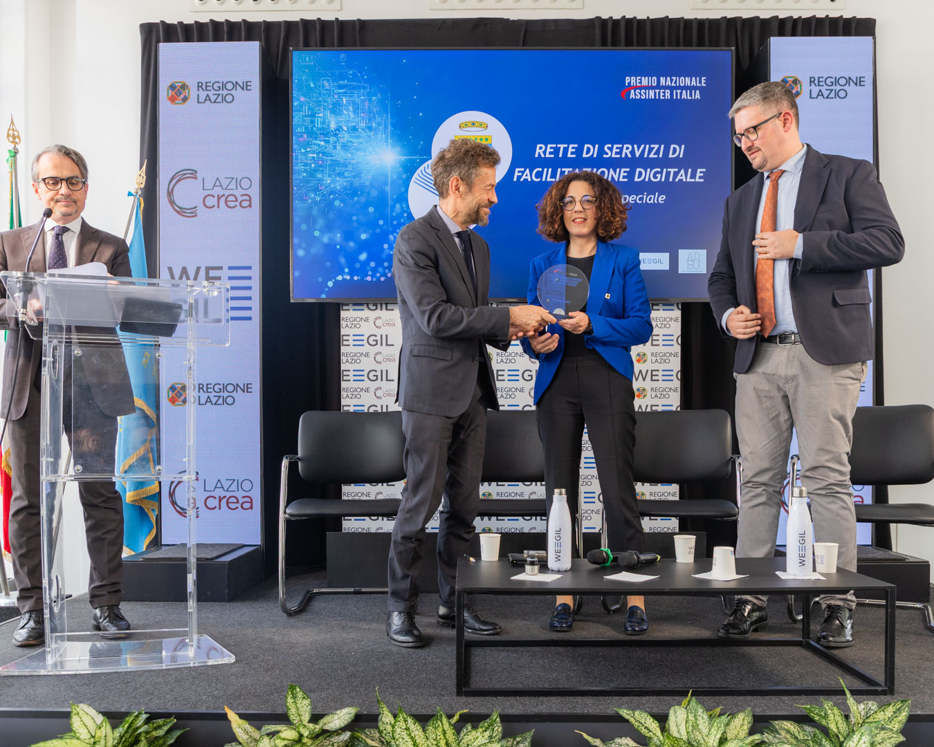 Sala server con persone