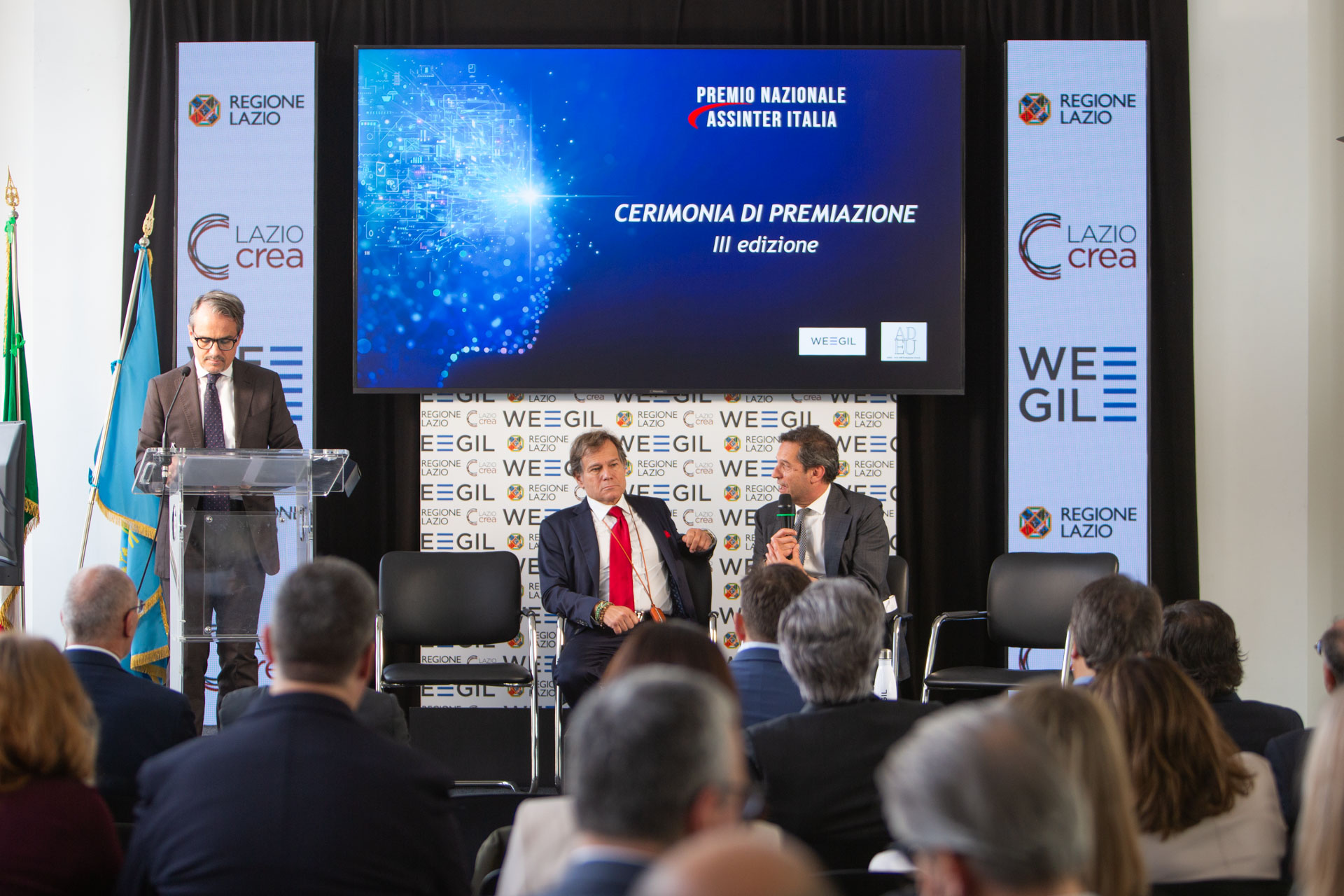 Sala server con persone