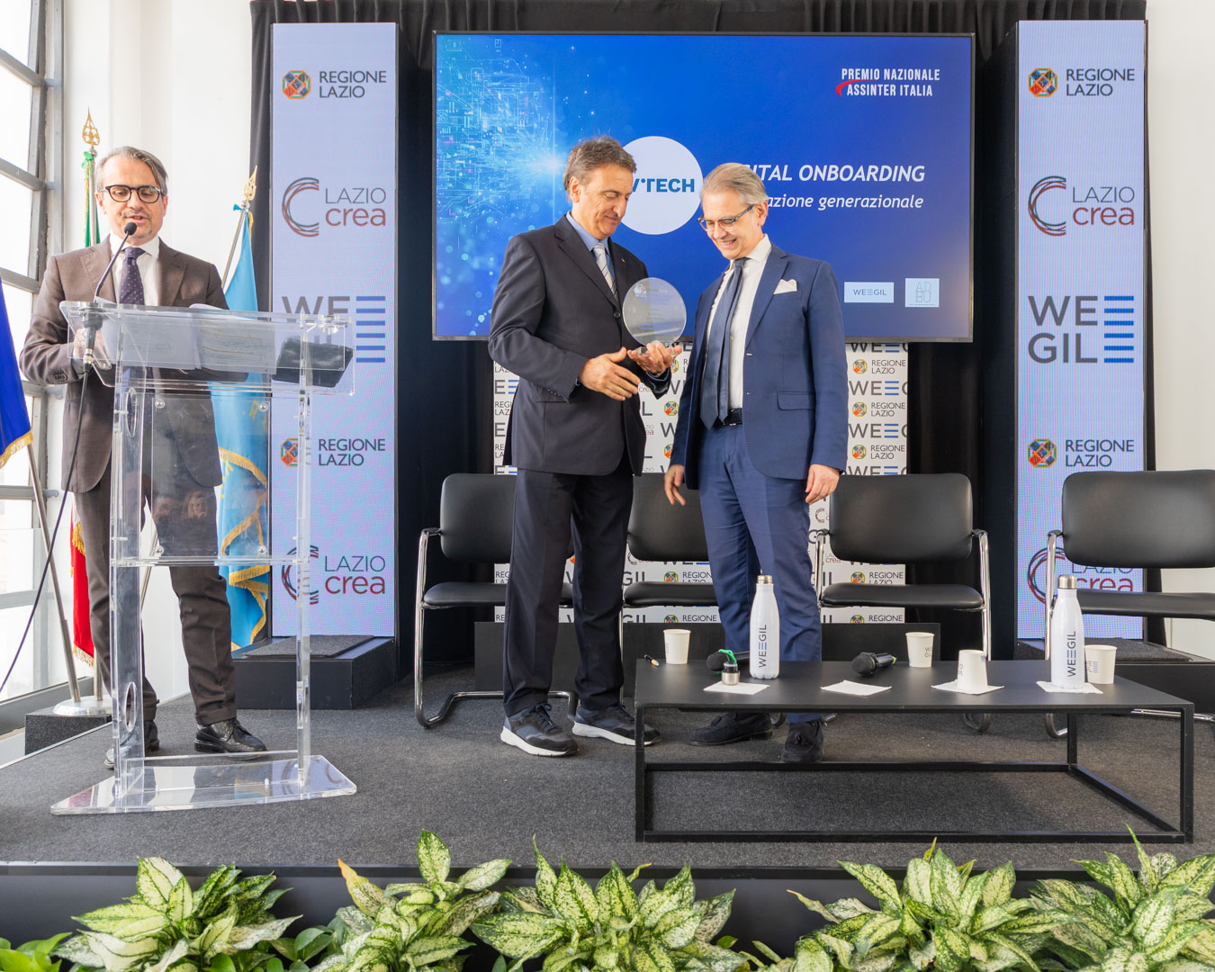 Sala server con persone